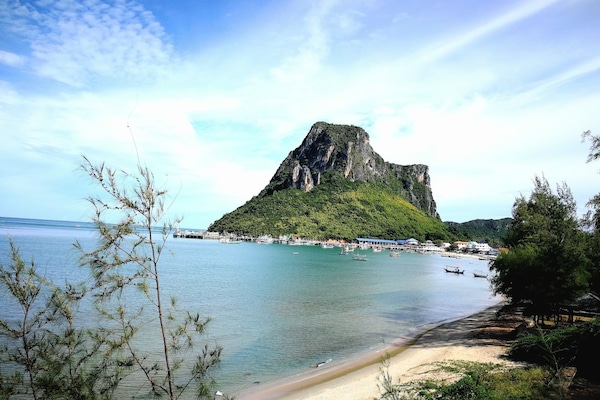 Plage, chaises longues, parasols, serviettes de plage
