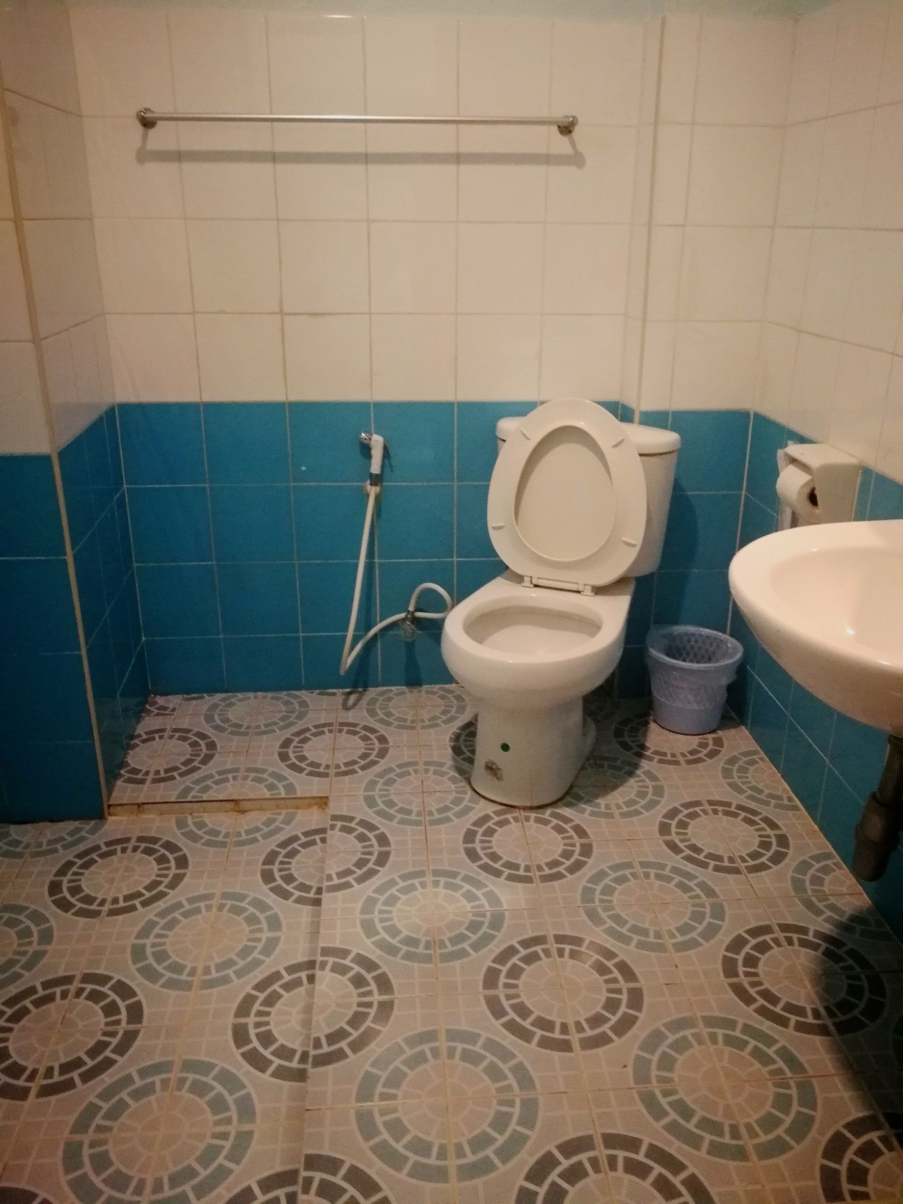 Un baño con inodoro, bidé y lavamanos.