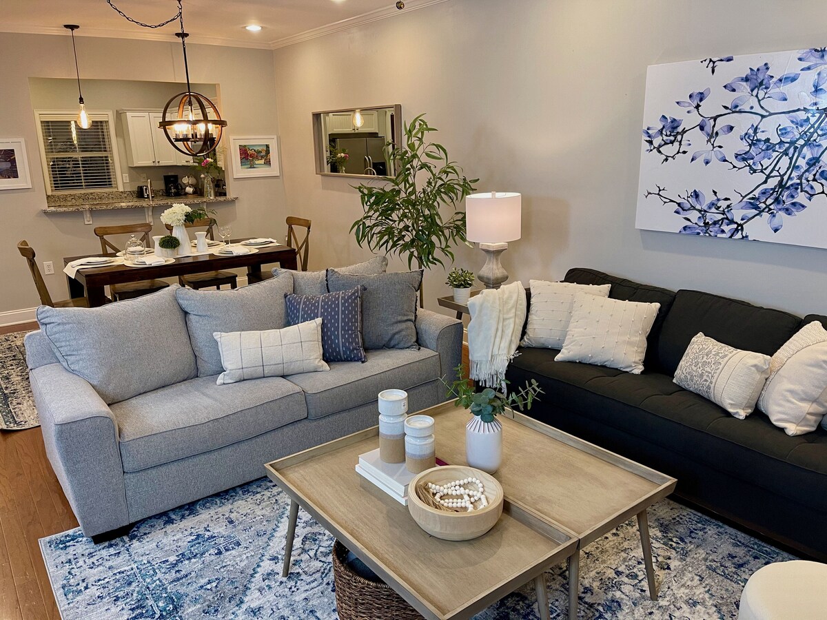 Walk to Main St & Falls Park, 2 bedroom Townhouse with 2 parking spots