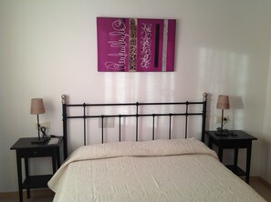 3 habitaciones, tabla de planchar con plancha y ropa de cama 