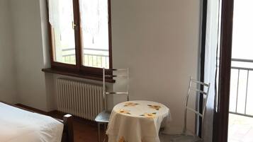 1 Schlafzimmer, Schreibtisch, BĂŒgeleisen/BĂŒgelbrett, Reisekinderbett