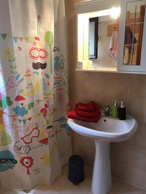 Shower, hair dryer, towels, soap - Milly Lake, holidays  (Claino con Osteno)