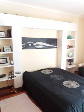 3 slaapkamers, een bureau, een strijkplank/strijkijzer, internet