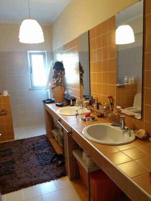 Een bad/douchecombinatie, gratis toiletartikelen, een haardroger