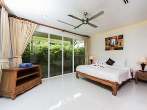 In-room safe, desk, blackout drapes, free WiFi - Kiara Villa (Thep Kasattri)