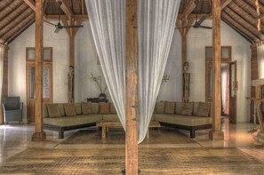 Villa, 2 chambres, vue piscine (The Joglo) | Salle de séjour | Télévision LED, lecteur de DVD