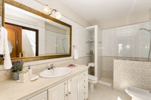 Een douche, een haardroger, handdoeken