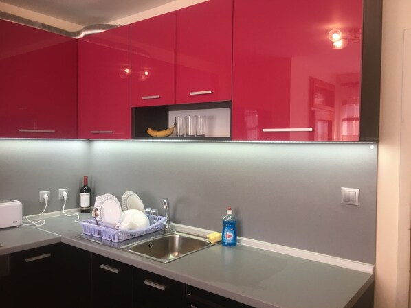 Refrigerador, horno, parrilla de estufa y tetera eléctrica 