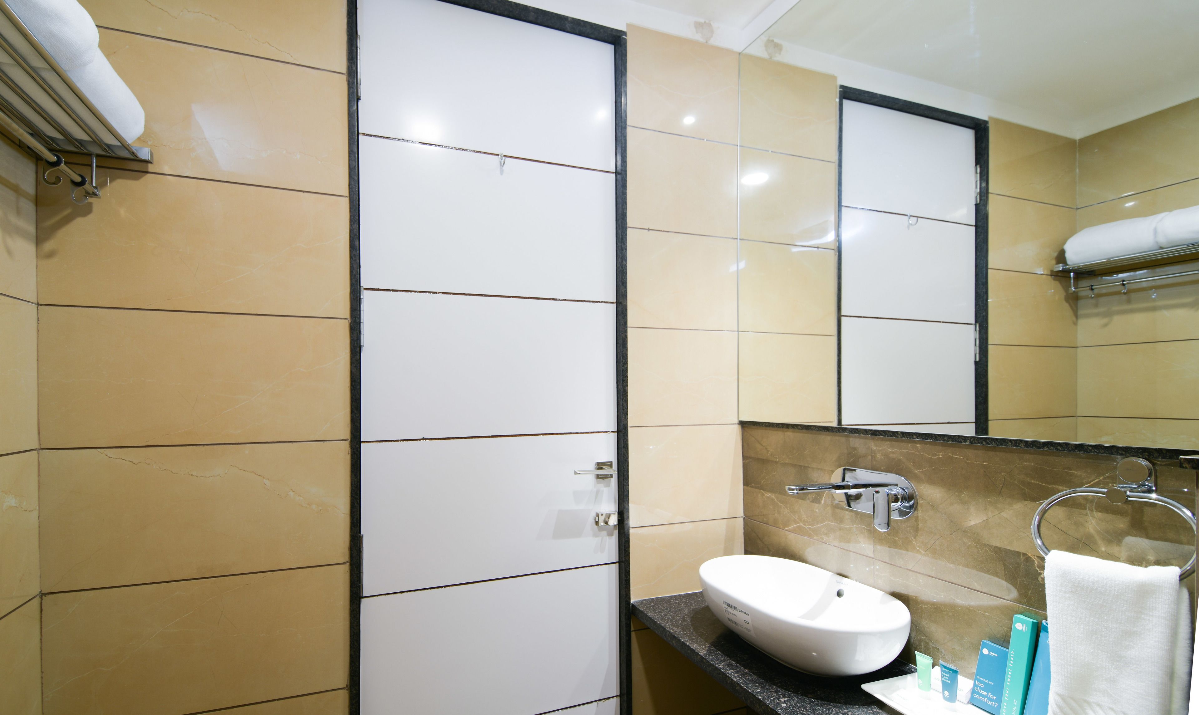 deluxe room, smoking | bathroom | shower, free toiletries, towels