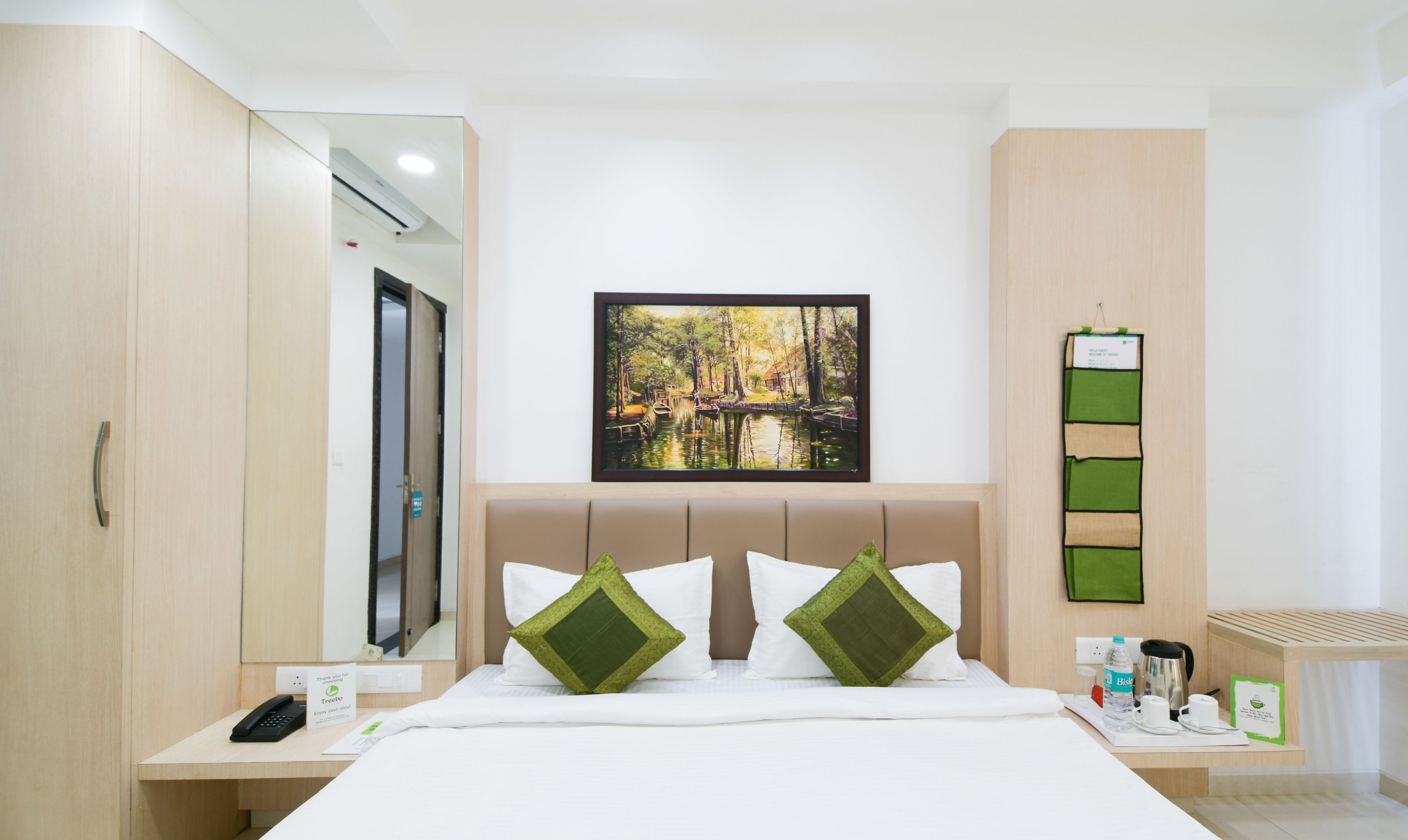 deluxe room, smoking | iron/ironing board, rollaway beds, free wifi