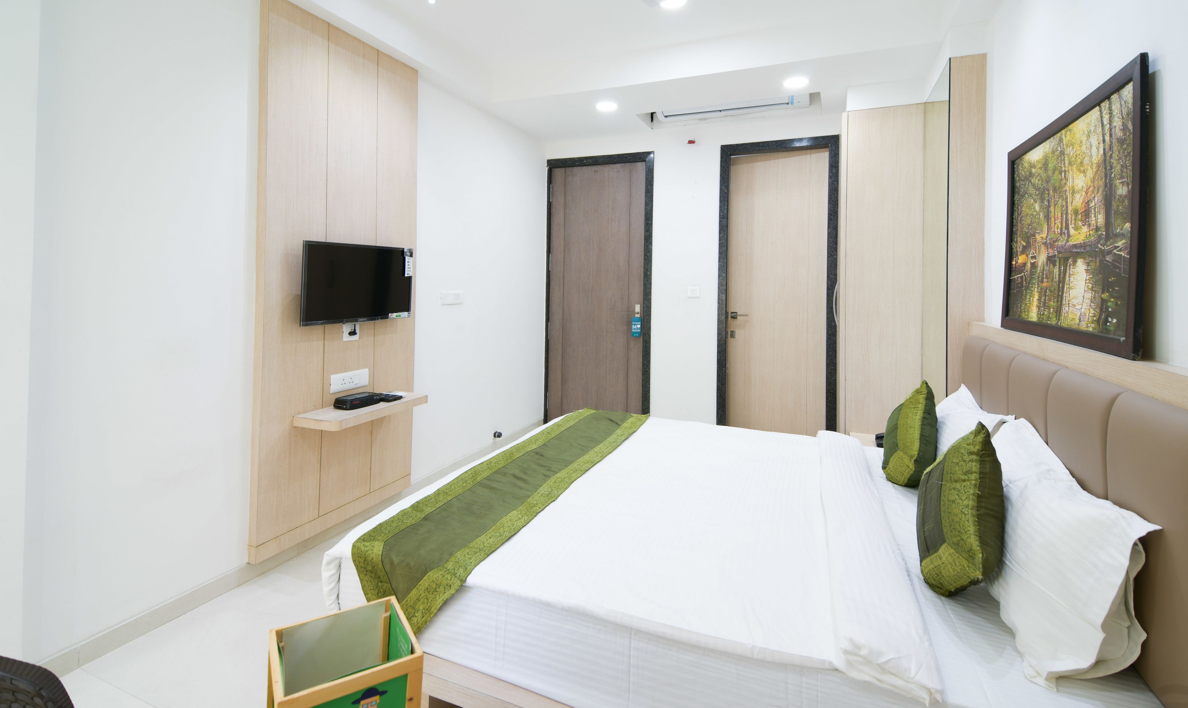 deluxe room, smoking | iron/ironing board, rollaway beds, free wifi