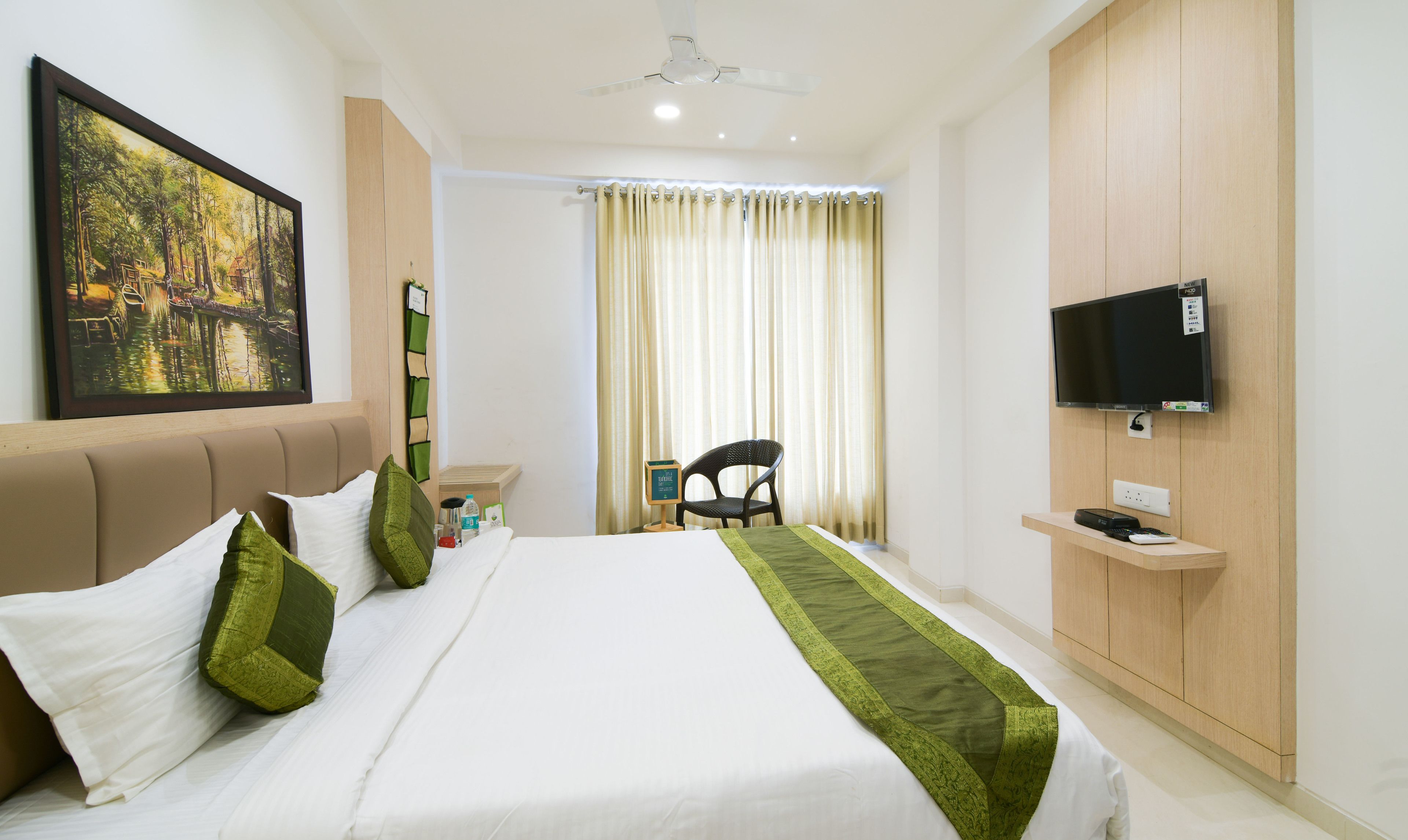 deluxe room, smoking | iron/ironing board, rollaway beds, free wifi