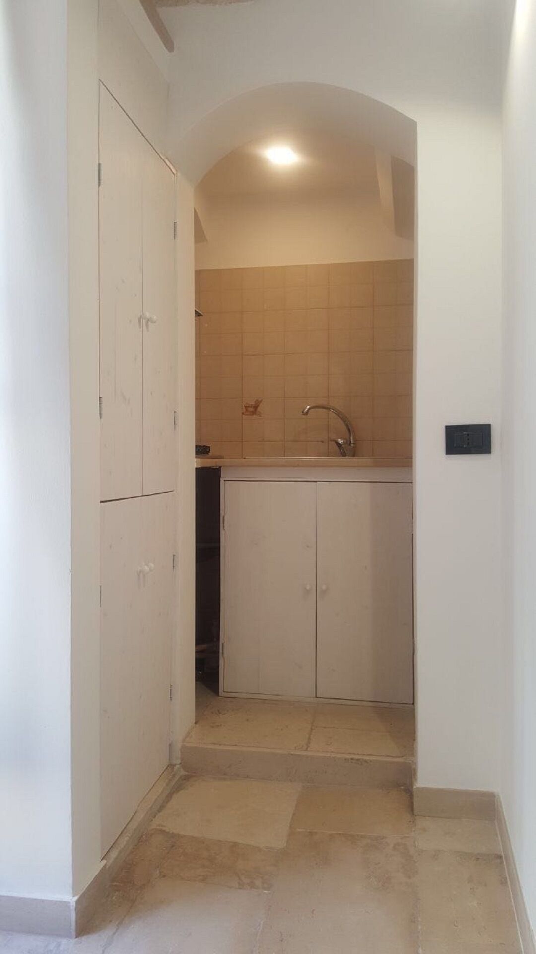 Regadera, secadora de cabello, toallas, jabón 