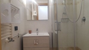 تجهيزات دش، مجففات شعر، مناشف، صابون