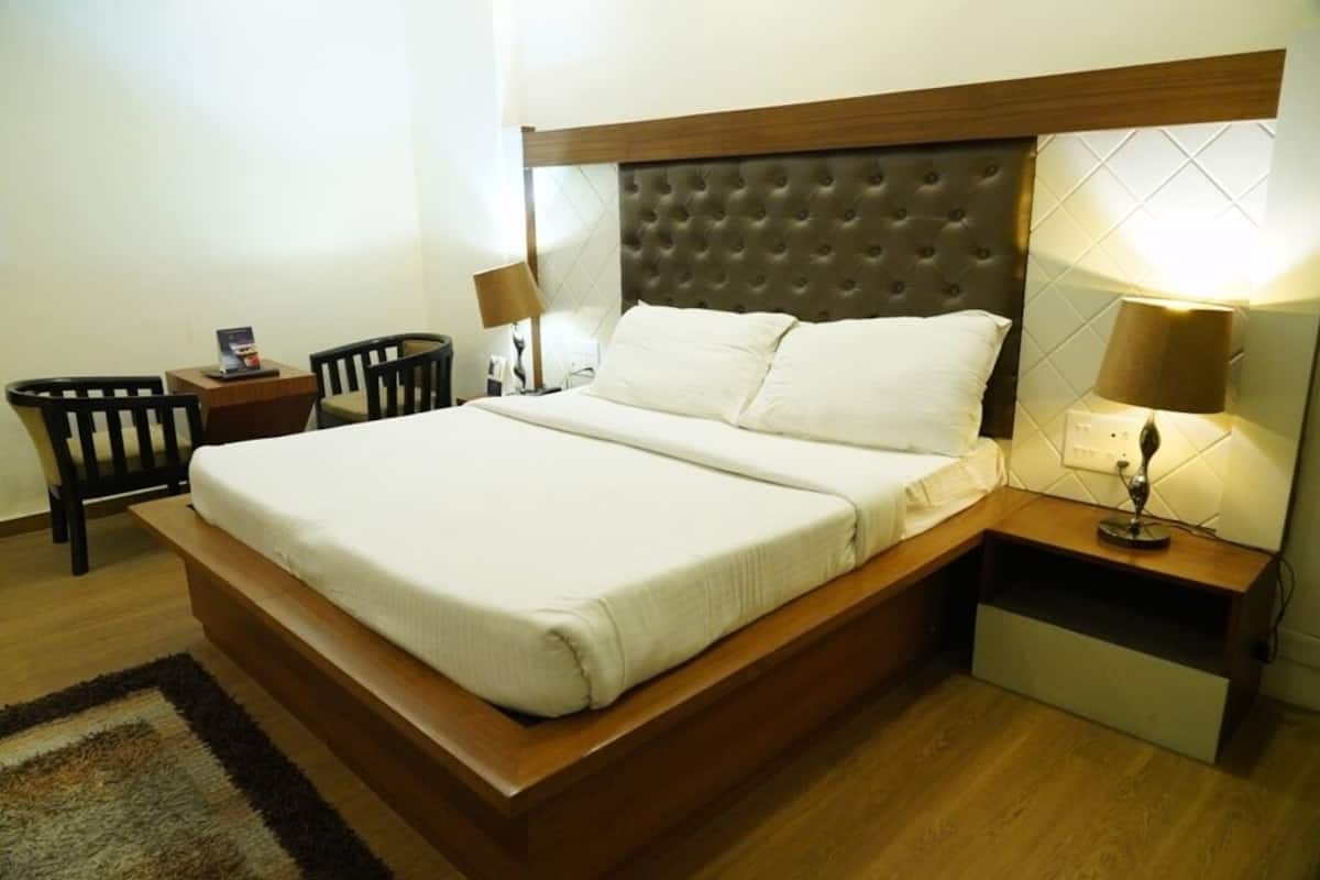 Deluxe-huone | Ylelliset vuodevaatteet, memory foam -patjalliset sängyt