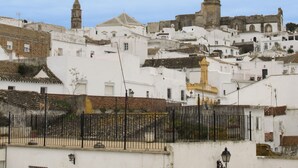 A historic town with white buildings, a prominent church with a bell tower, and a small mosque. - Atico73 Tourist Housing  (Medina-Sidonia)