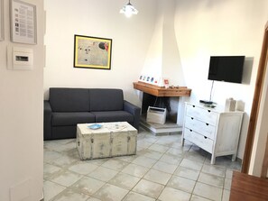 Una televisión, una chimenea