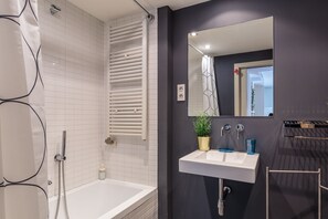 Tina con regadera, amenidades de baño gratuitas, secadora de cabello 