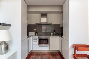 Fridge, microwave, oven, stovetop - Modern and Trendy Duplex next to Paseo de Gracia (Barcelona)