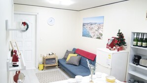Hongdae Lovely House | Wohnbereich | Flachbildfernseher
