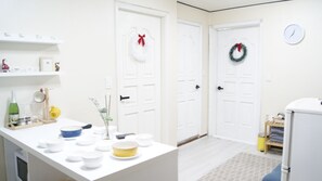 In-room dining - Michelle's house (Seoul)