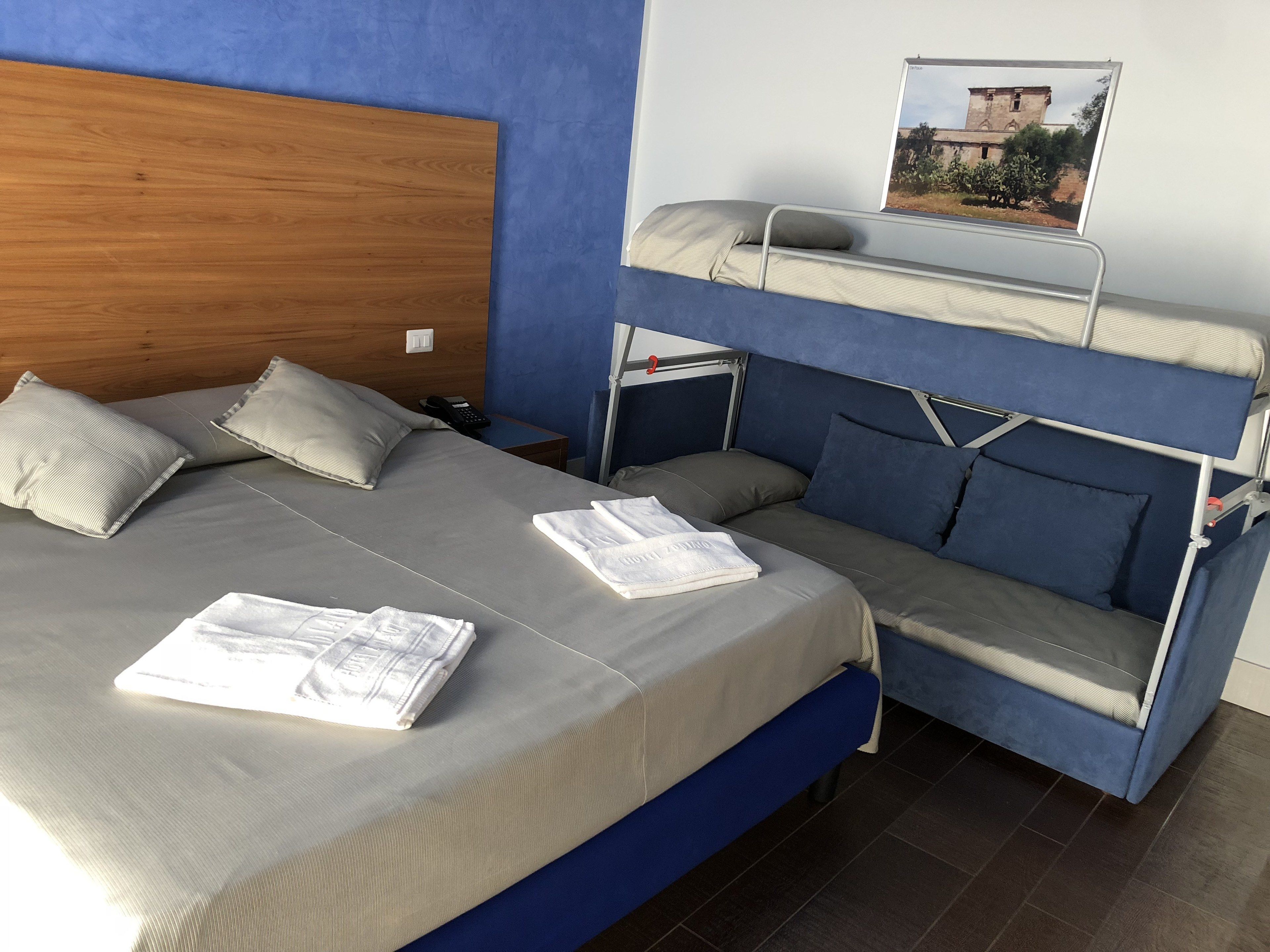 family room | minibar, in-room safe, desk, soundproofing