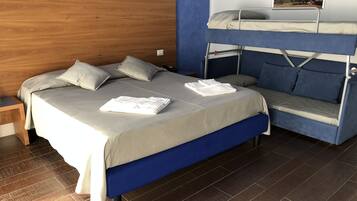 Camera familiare | Minibar, una cassaforte in camera, una scrivania, insonorizzazione