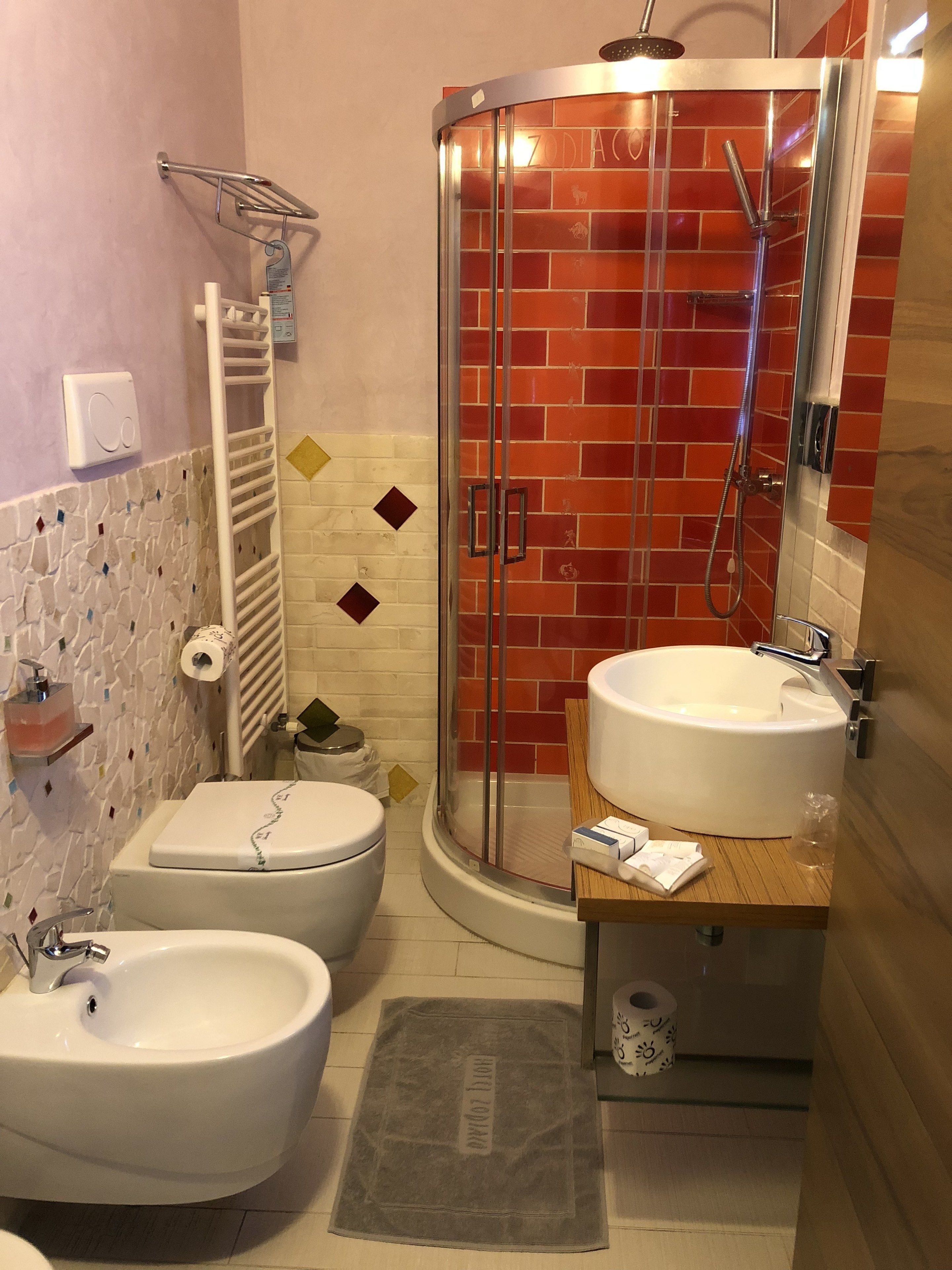 triple room, sea view | bathroom | shower, free toiletries, bidet, towels