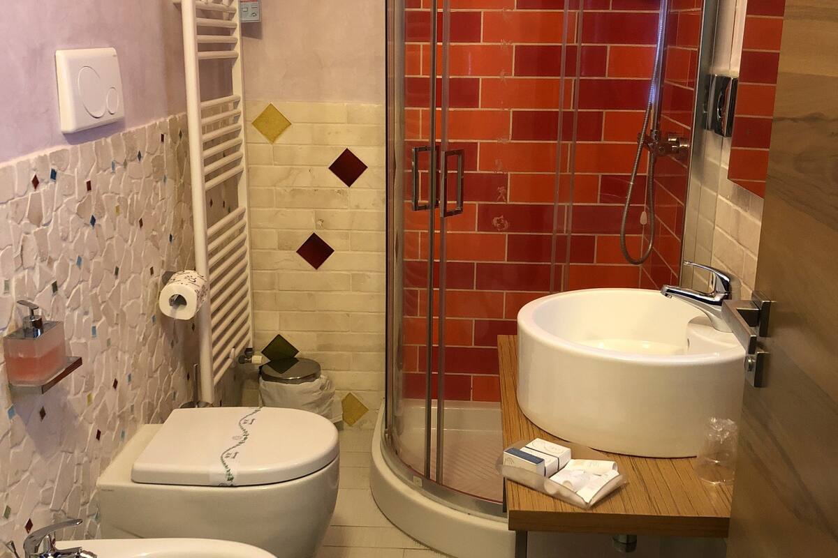 triple room, sea view | bathroom | shower, free toiletries, bidet, towels