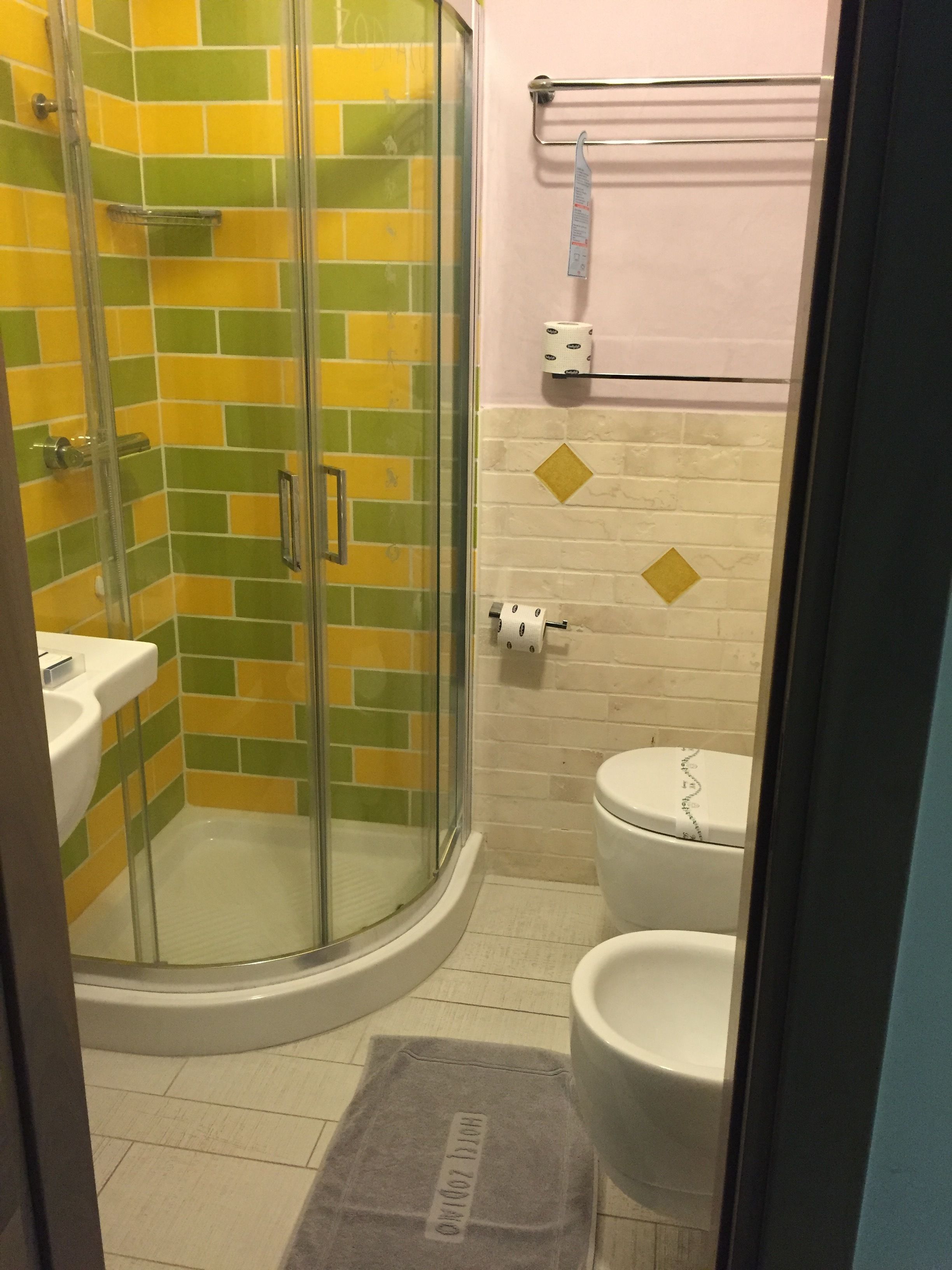 Une salle de bain avec une douche à parois de verre, des toilettes et un lavabo.