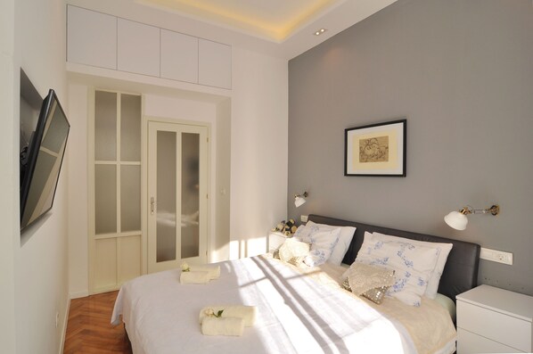 2 bedrooms, in-room safe, iron/ironing board, travel crib