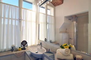 Shower, hair dryer, bidet, towels - Apartment Barbara Centrum Old town, luxury comfortable and quite location (Split)