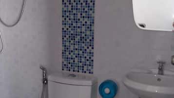 Shower, free toiletries