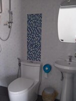 Shower, free toiletries