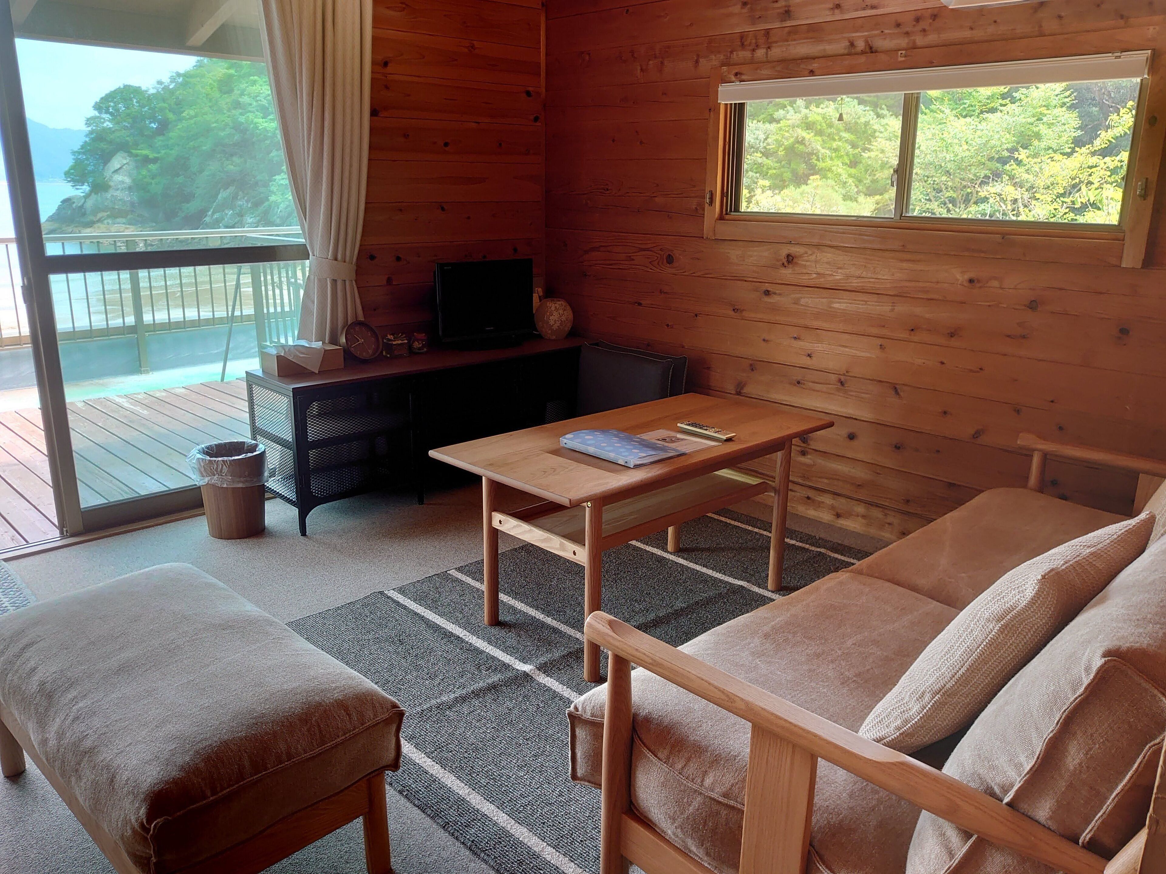 Family Room, Non Smoking | 1 bedroom, desk, free WiFi, bed sheets