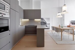 Kühlschrank, Mikrowelle, Ofen, Geschirrspüler