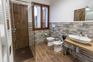 Dusche, Haartrockner, Bidet, Handtücher