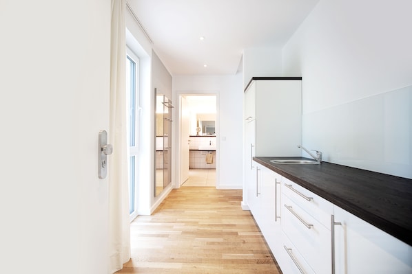 Kylskåp, mikrovågsugn, kaffe- och tebryggare och vattenkokare