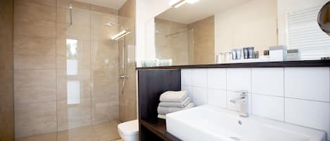 Regadera, amenidades de baño gratuitas, secadora de cabello, pantuflas