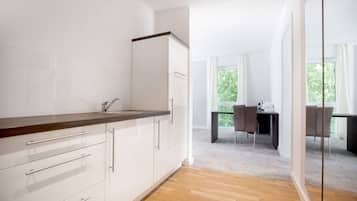 Refrigerador, microondas, cafetera y tetera y tetera eléctrica