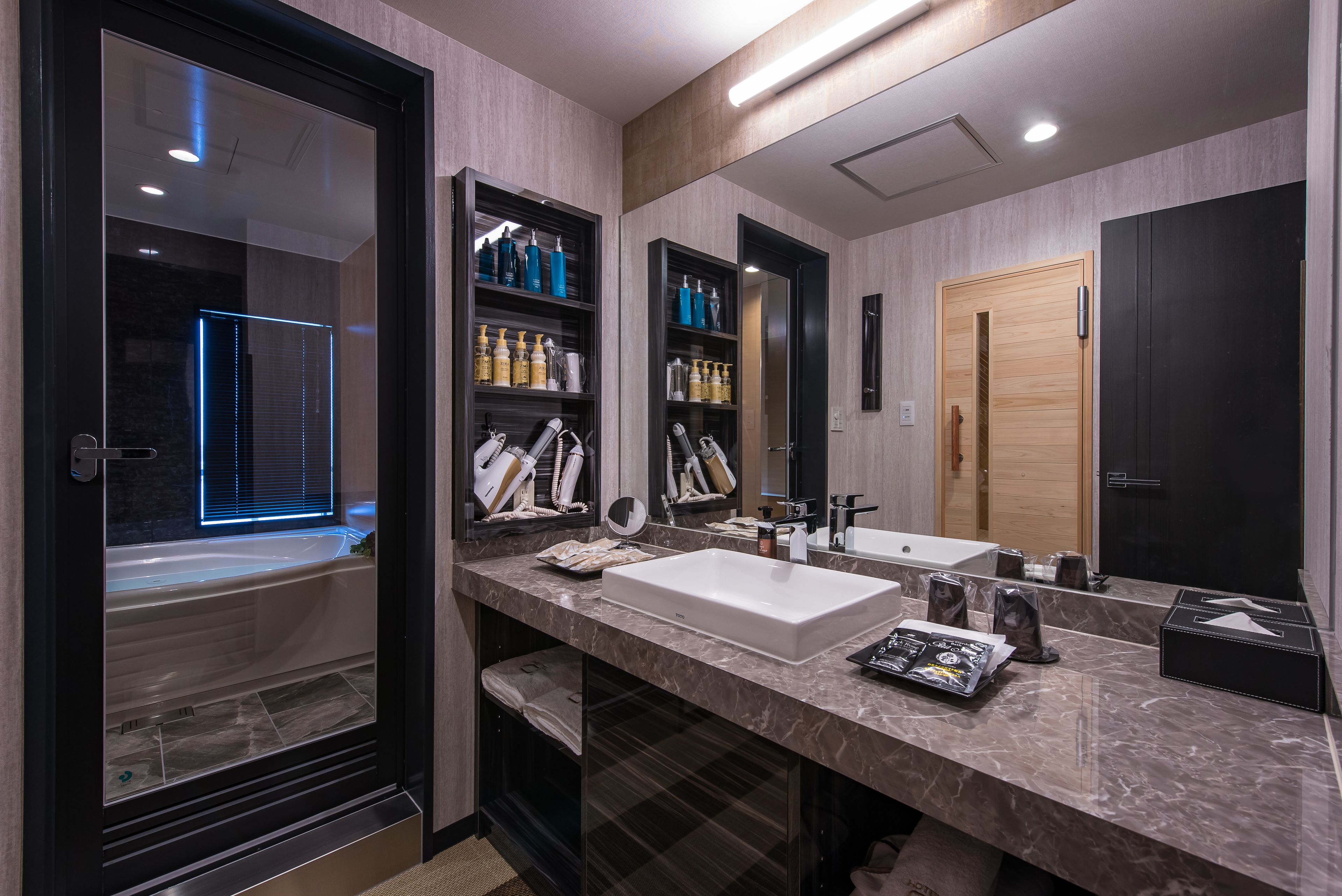 suite room, smoking | bathroom sink