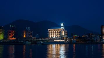 Fachada de la propiedad por la tarde o noche