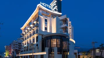 Fachada de la propiedad por la tarde o noche