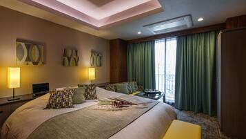 Cubrecamas, escritorio, cortinas blackout y sistema de insonorización