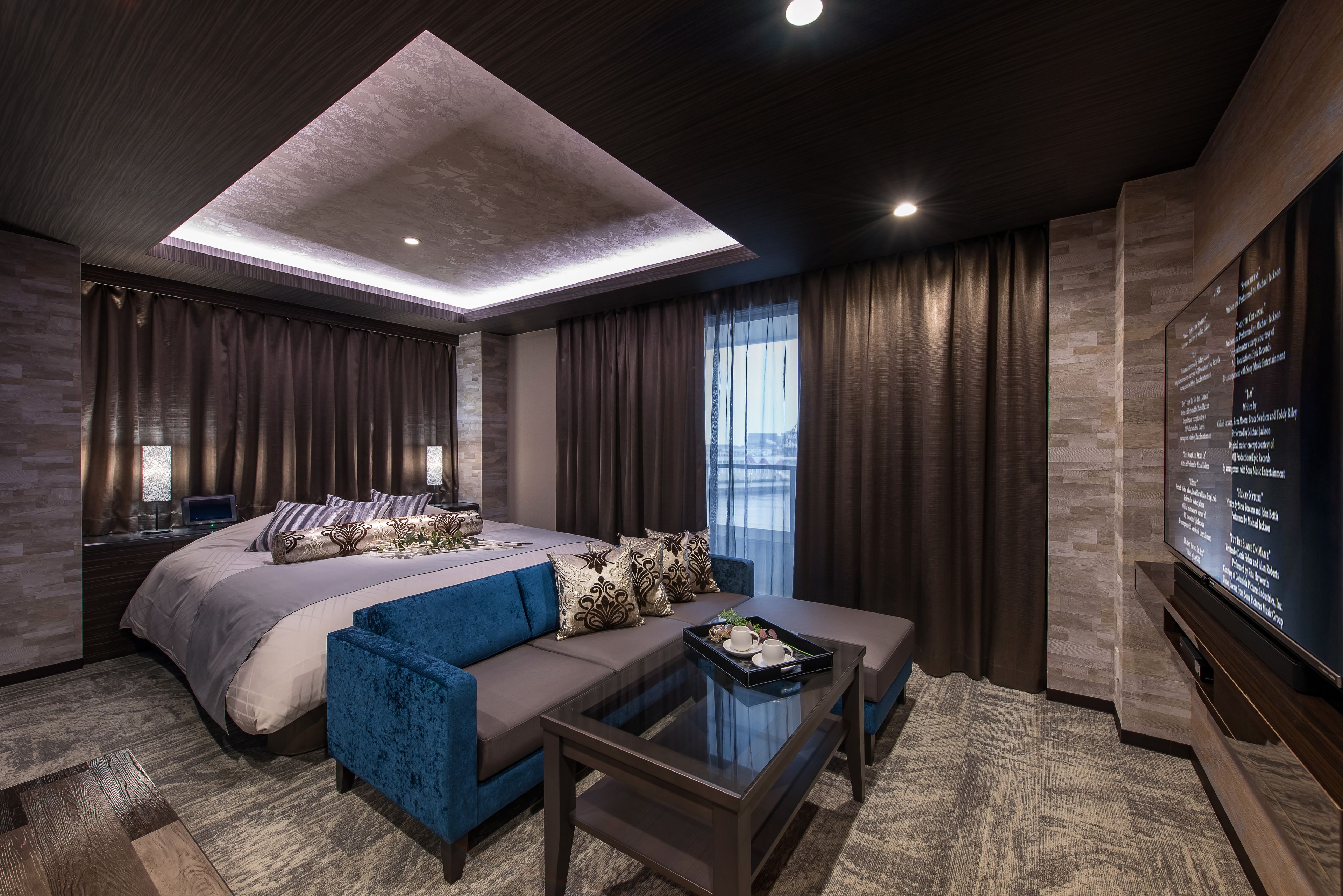 royal double room, smoking | down duvets, desk, blackout curtains, soundproofing