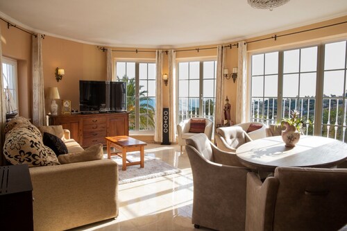 Superb villa for 10p, seaview, private pool,airco, jacuzzi, pooltable