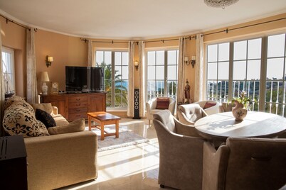 Superb villa for 10p, seaview, private pool,airco, jacuzzi, pooltable