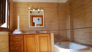 Ducha y bañera combinadas, secador de pelo, toallas y papel higiénico