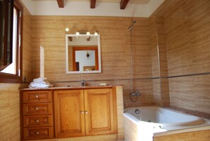 Duschwanne, Haartrockner, Handtücher, Toilettenpapier