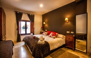 Triple Room | Laptop workspace, iron/ironing board, free WiFi, bed sheets - Posada de las Cuevas (Arcos de la Frontera)